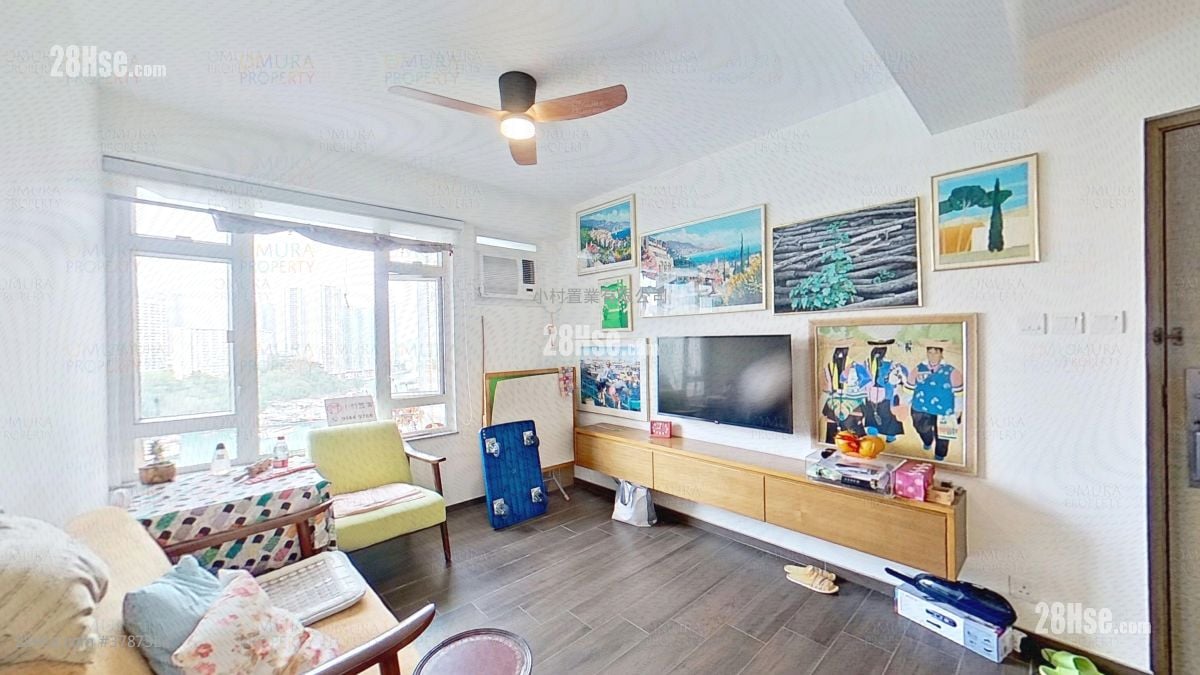 living room: Aberdeen Centre Sell 2 Bedrooms , 2 Bathrooms 662 ft²