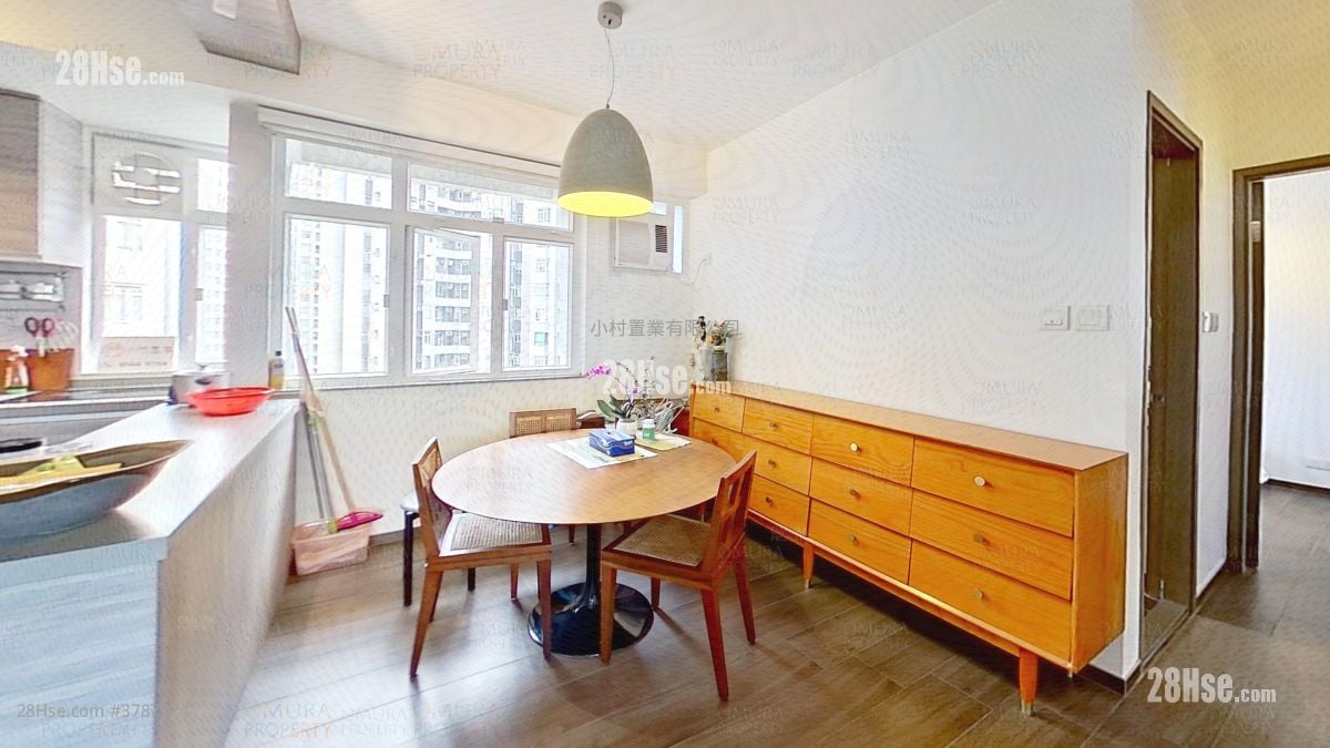 living room: Aberdeen Centre Sell 2 Bedrooms , 2 Bathrooms 662 ft²