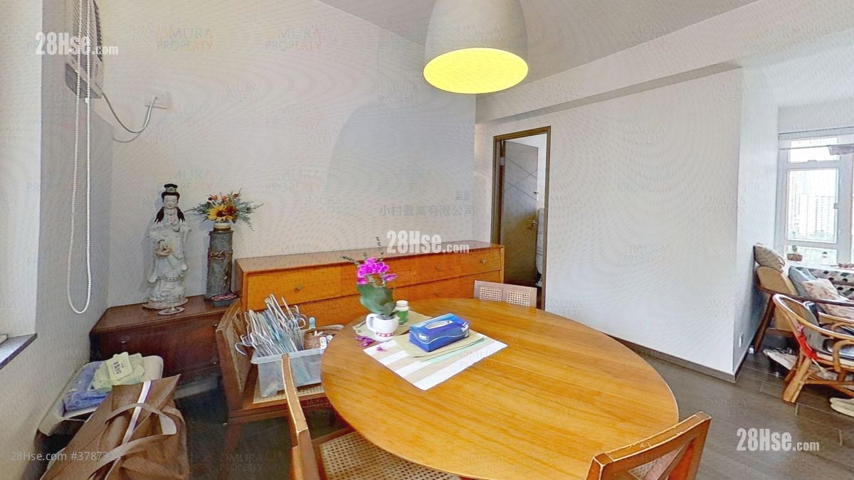 living room: Aberdeen Centre Sell 2 Bedrooms , 2 Bathrooms 662 ft²