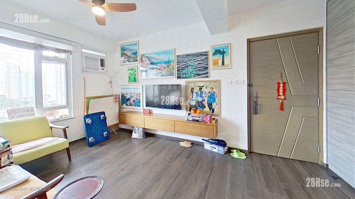 living room: Aberdeen Centre Sell 2 Bedrooms , 2 Bathrooms 662 ft²