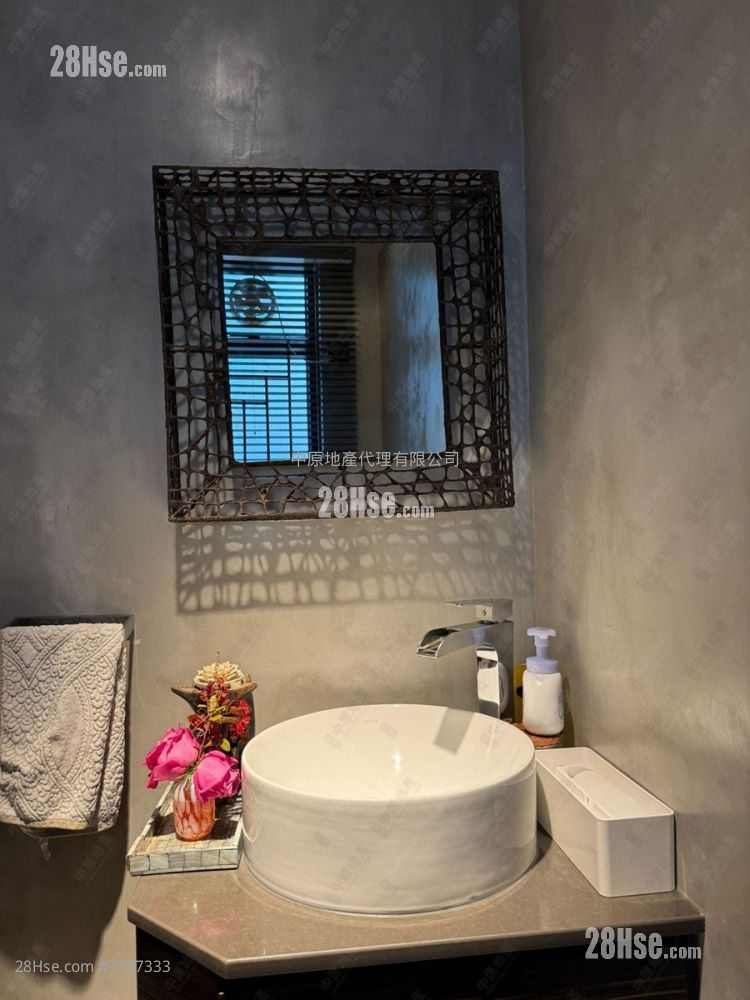 倚龙山庄 售盘 3 房 1,586 平方尺