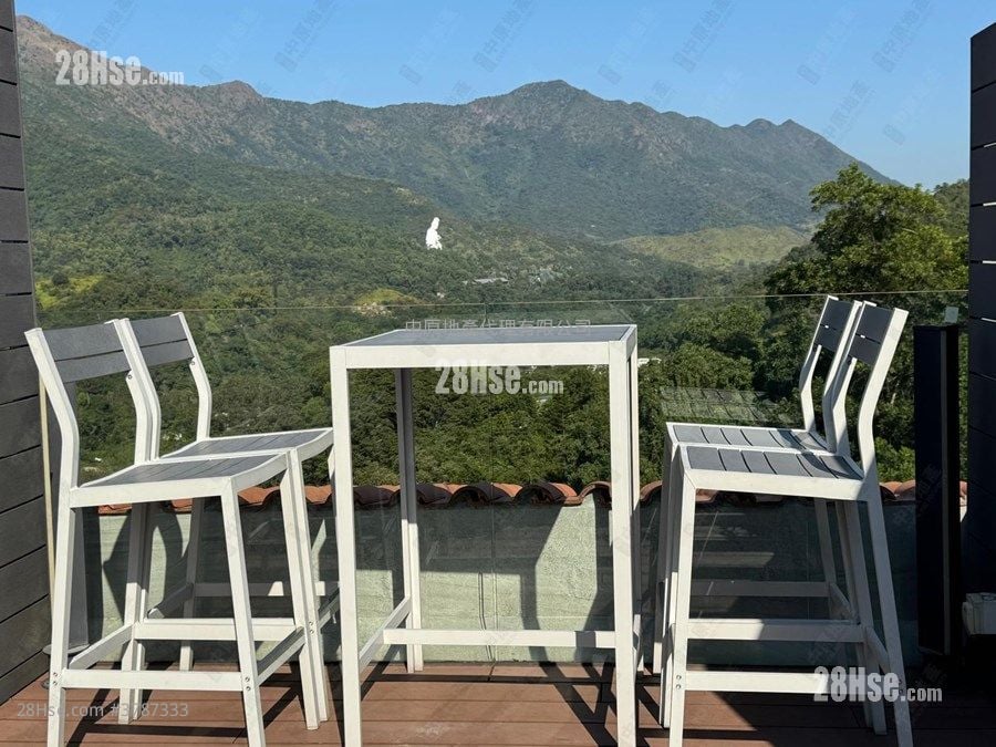 倚龙山庄 售盘 3 房 1,586 平方尺