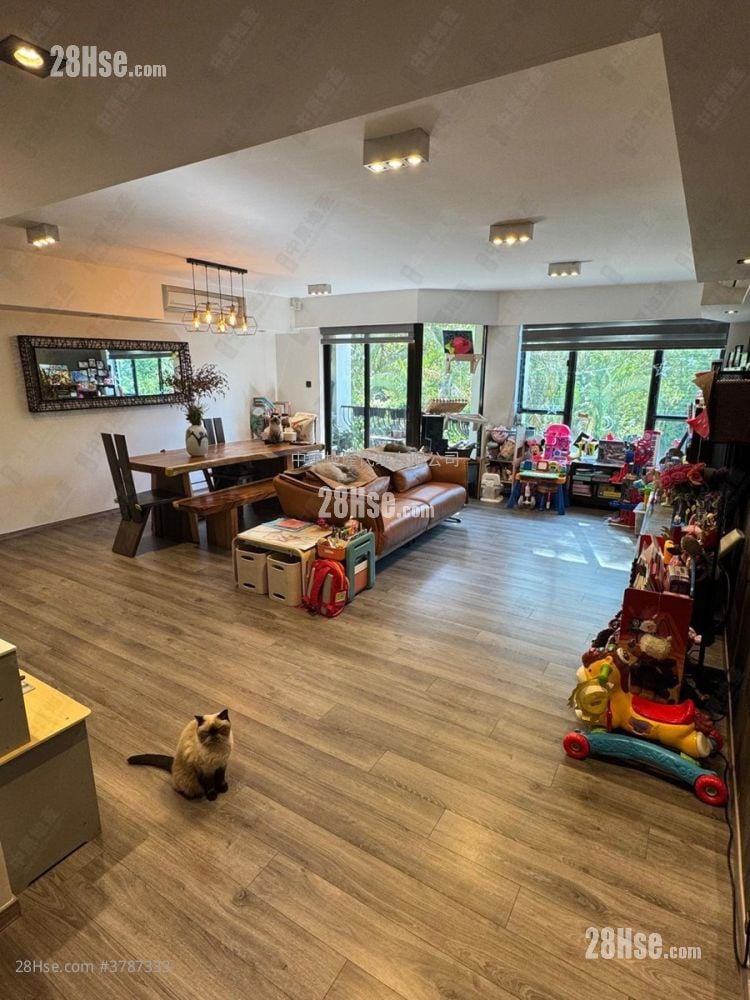 倚龙山庄 售盘 3 房 1,586 平方尺