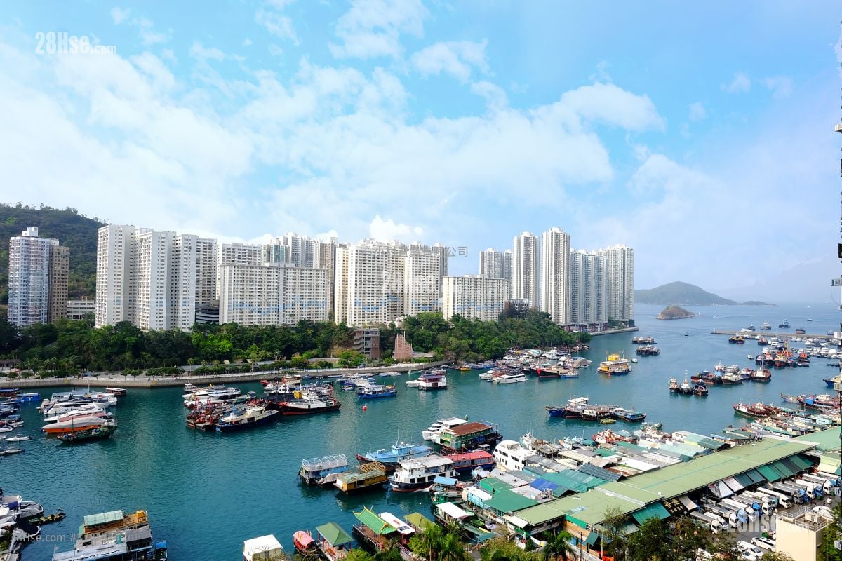 View: Aberdeen Centre Sell 2 Bedrooms , 2 Bathrooms 662 ft²