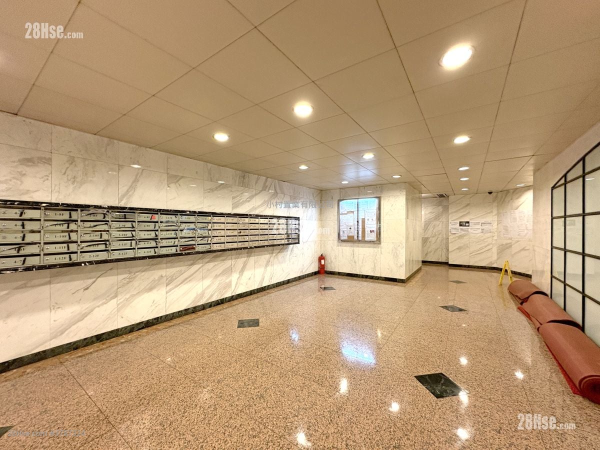 Lobby: Aberdeen Centre Sell 2 Bedrooms , 2 Bathrooms 662 ft²