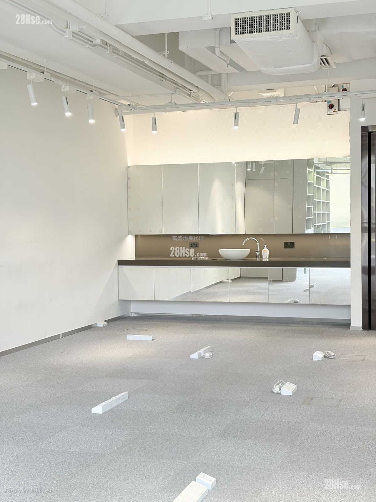 Global Gateway Tower Rental 639 ft²