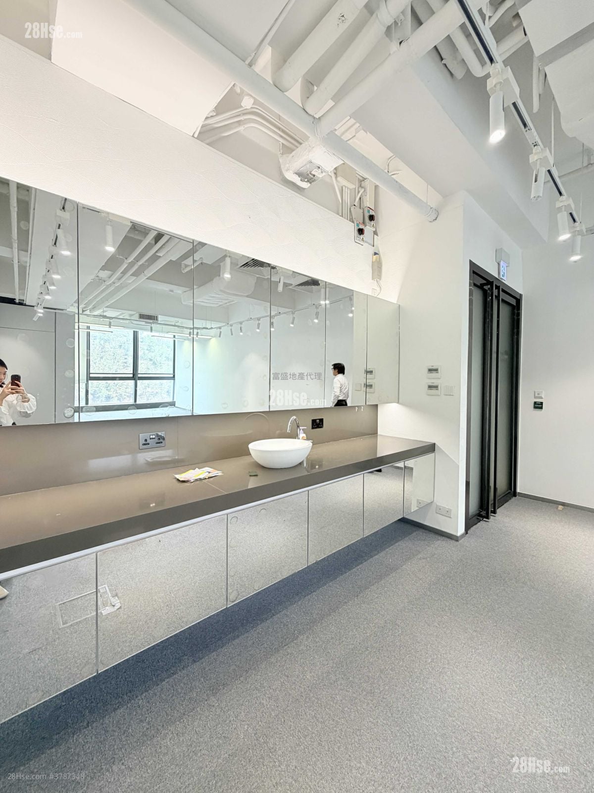 Global Gateway Tower Rental 639 ft²