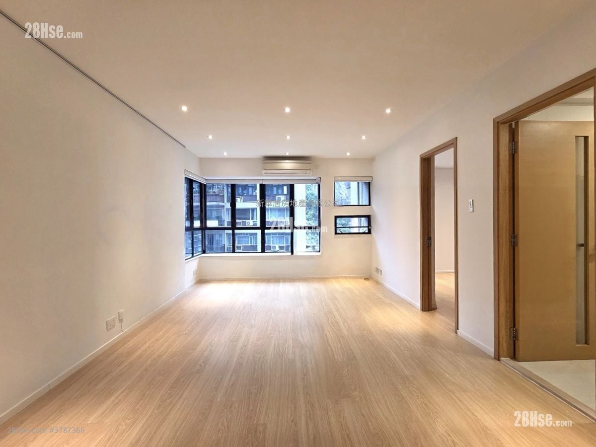 Elegant Terrace Rental 3 Bedrooms , 2 Bathrooms 1,027 ft²