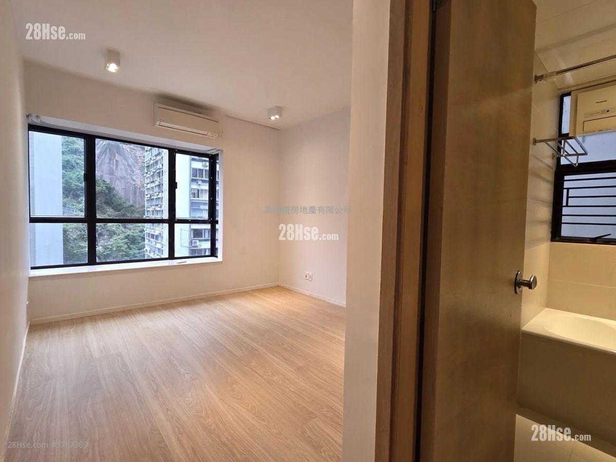 Elegant Terrace Rental 3 Bedrooms , 2 Bathrooms 1,027 ft²