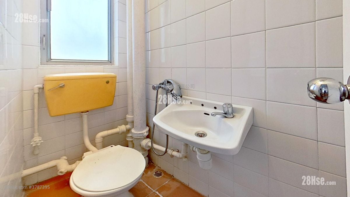 bathroom: 23 Repulse Bay Road Rental 3 Bedrooms , 2 Bathrooms 1,035 ft²