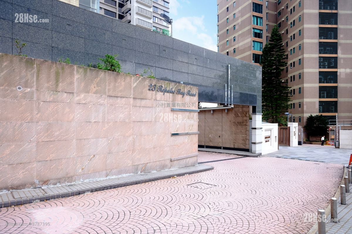 main door: 23 Repulse Bay Road Rental 3 Bedrooms , 2 Bathrooms 1,035 ft²