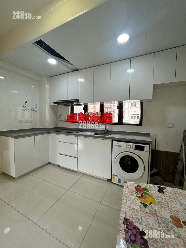 Crystal Court Sell 712 ft²