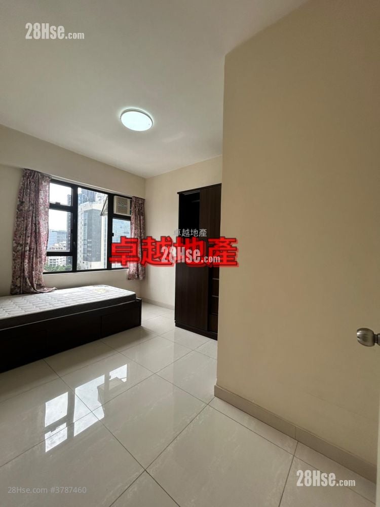 Crystal Court Sell 712 ft²