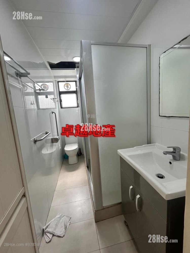 Crystal Court Sell 712 ft²