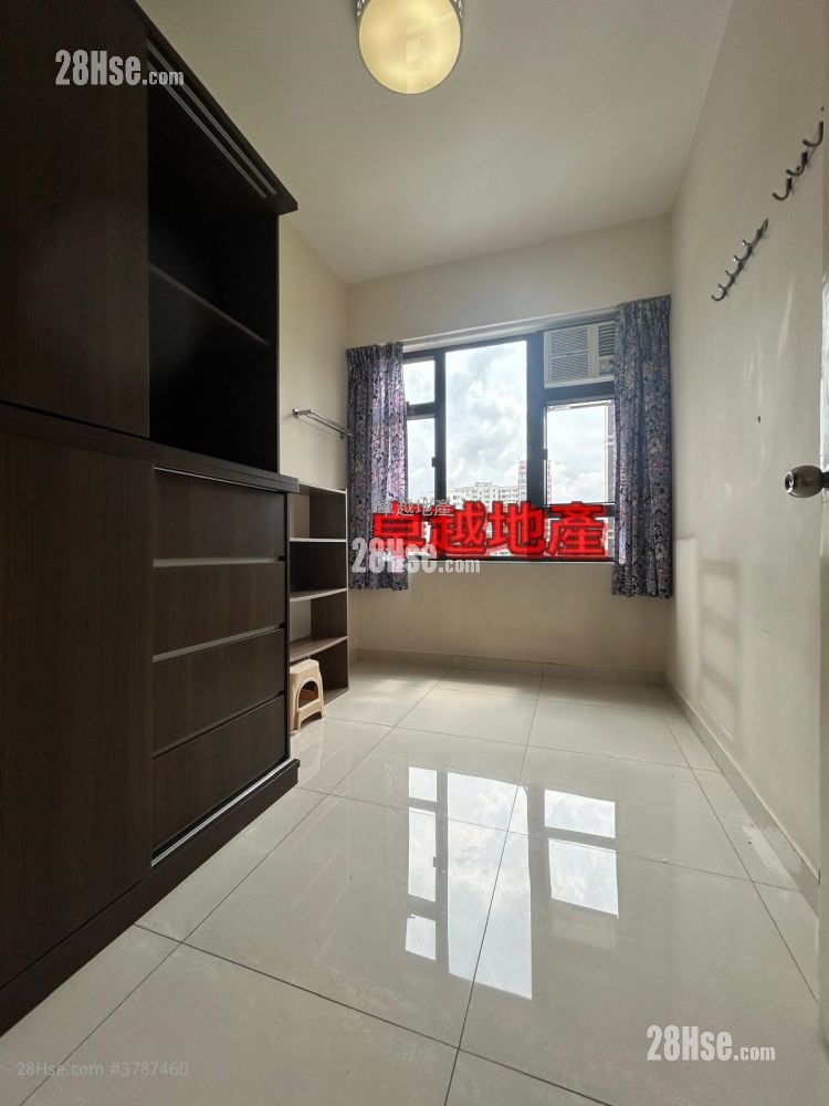 Crystal Court Sell 712 ft²