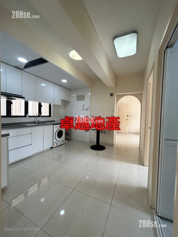 Crystal Court Sell 712 ft²