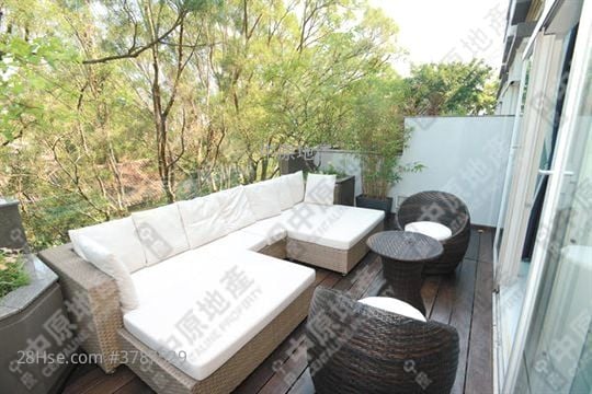 The Beverly Hills Sell 5+ Bedrooms , 2 Bathrooms 1,606 ft²