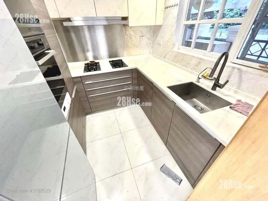 The Beverly Hills Sell 5+ Bedrooms , 2 Bathrooms 1,606 ft²