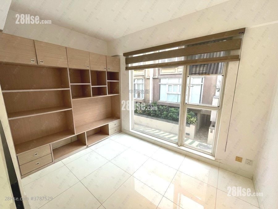 The Beverly Hills Sell 5+ Bedrooms , 2 Bathrooms 1,606 ft²