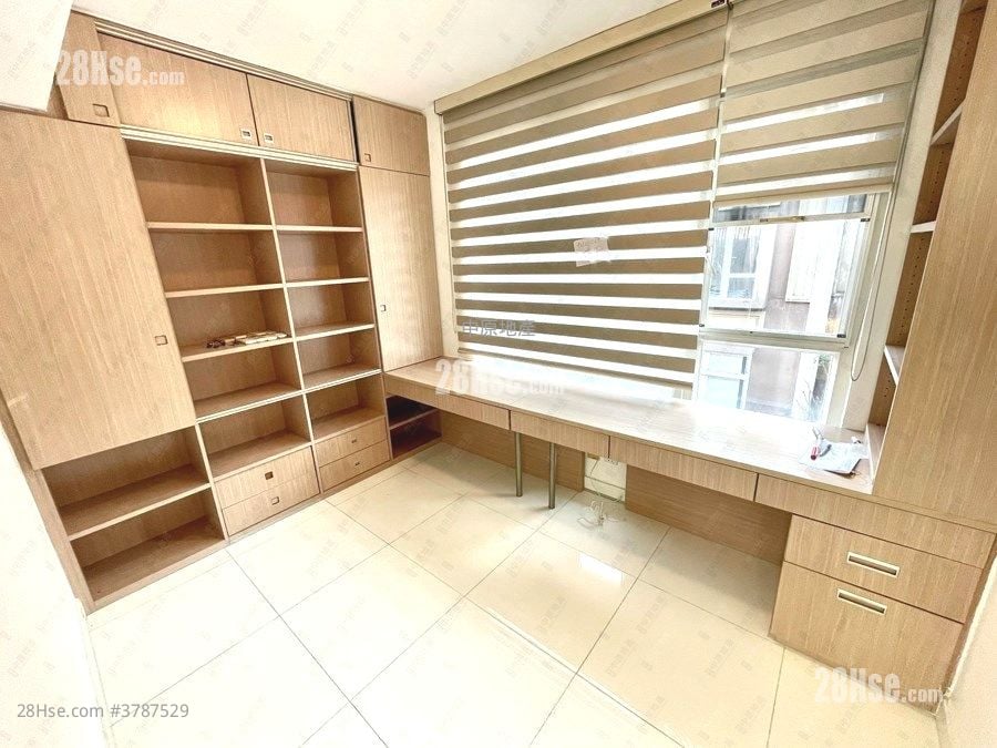 The Beverly Hills Sell 5+ Bedrooms , 2 Bathrooms 1,606 ft²