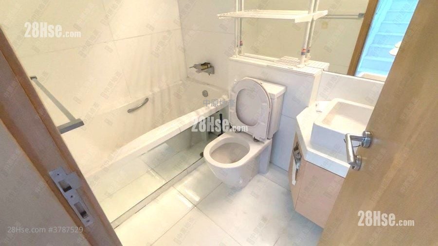 The Beverly Hills Sell 5+ Bedrooms , 2 Bathrooms 1,606 ft²