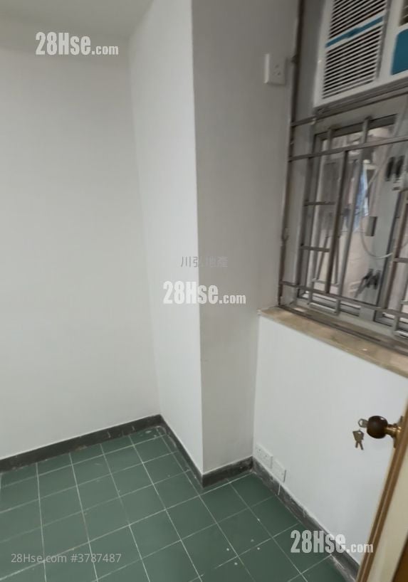 Lung Hong Mansion Sell 3 Bedrooms , 1 Bathroom 714 ft²