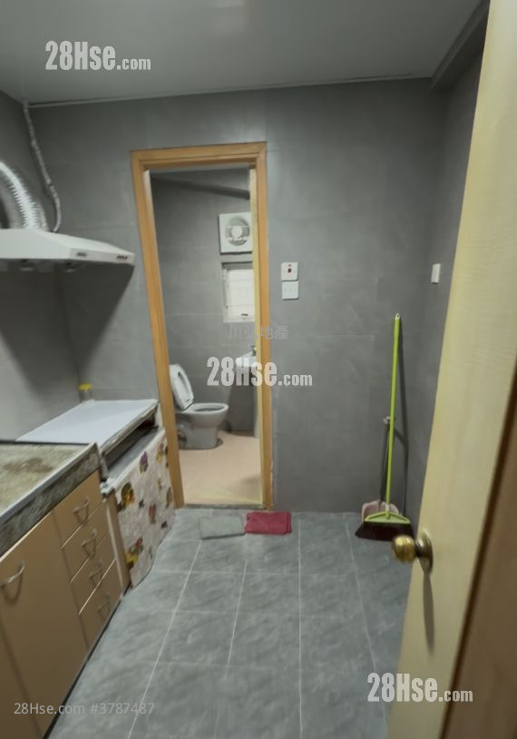 Lung Hong Mansion Sell 3 Bedrooms , 1 Bathroom 714 ft²