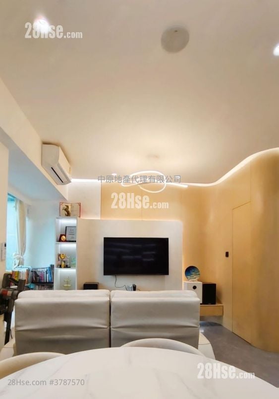 Uptown Sell 5+ Bedrooms 1,576 ft²