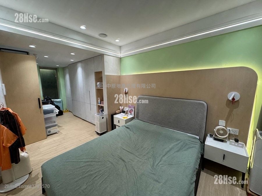 Uptown Sell 5+ Bedrooms 1,576 ft²