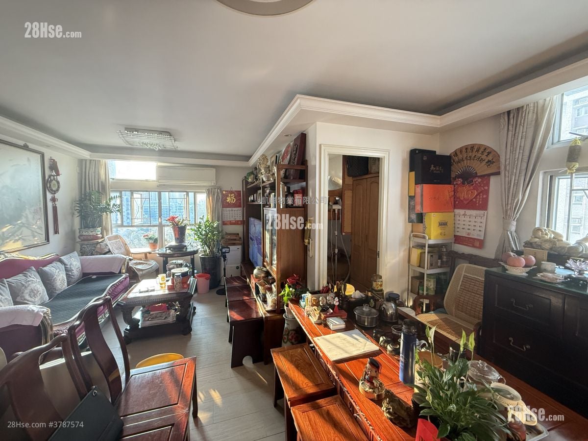 Kwai Chun Court Sell 3 Bedrooms , 1 Bathroom 645 ft²