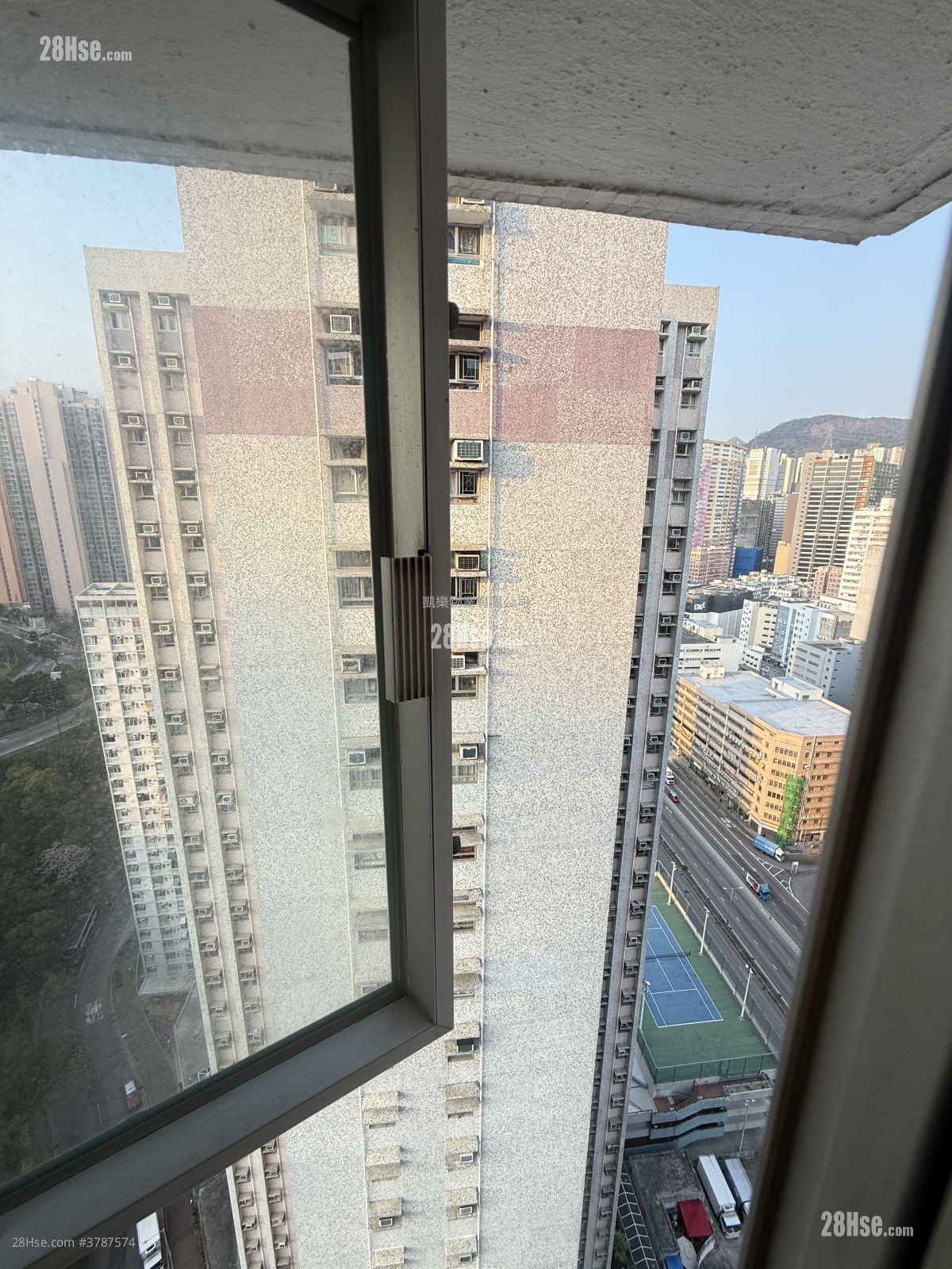 Kwai Chun Court Sell 3 Bedrooms , 1 Bathroom 645 ft²