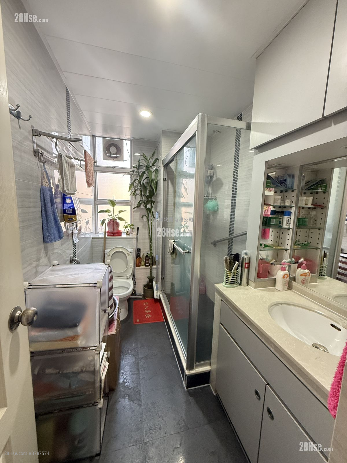 Kwai Chun Court Sell 3 Bedrooms , 1 Bathroom 645 ft²