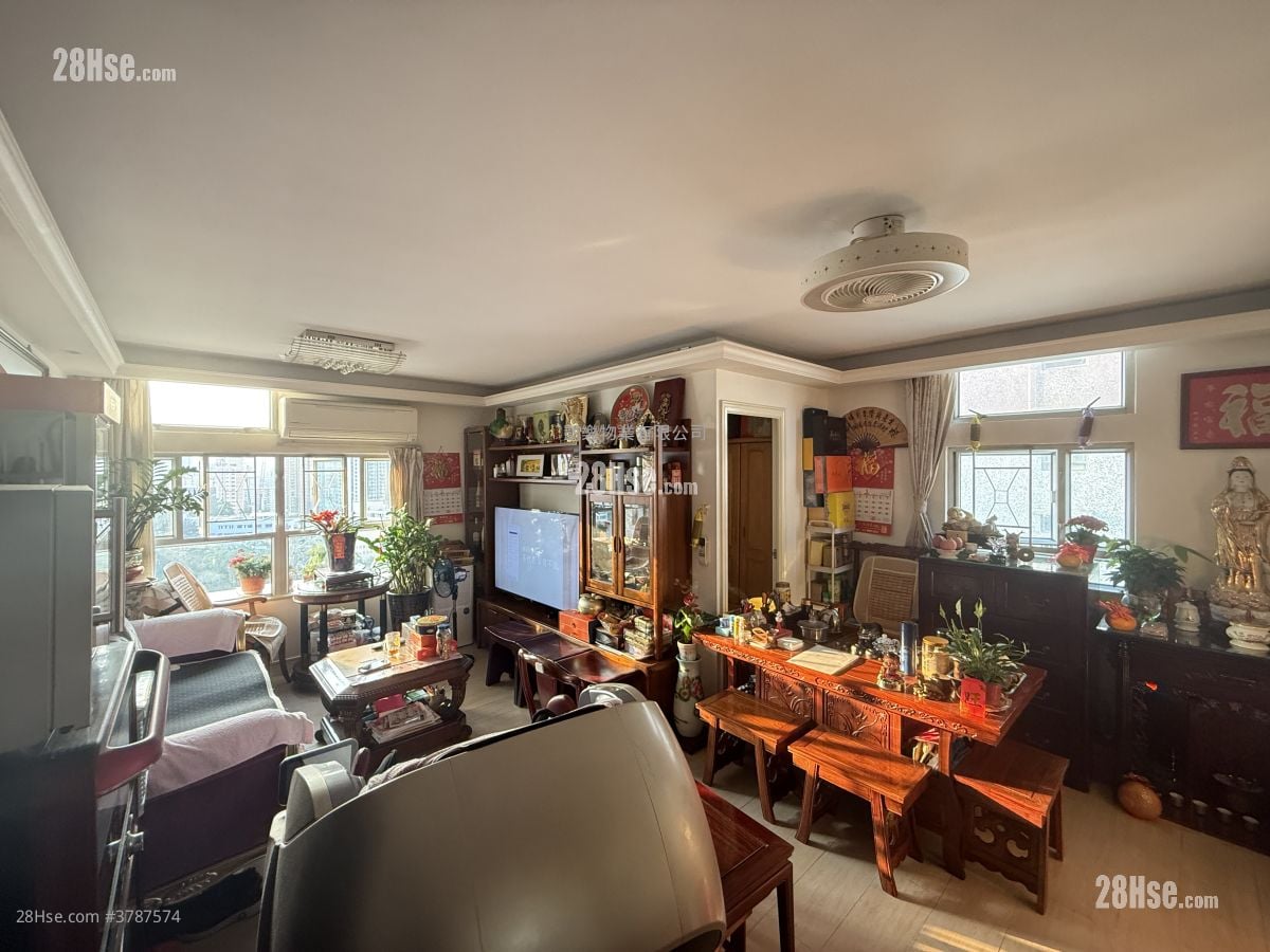 Kwai Chun Court Sell 3 Bedrooms , 1 Bathroom 645 ft²