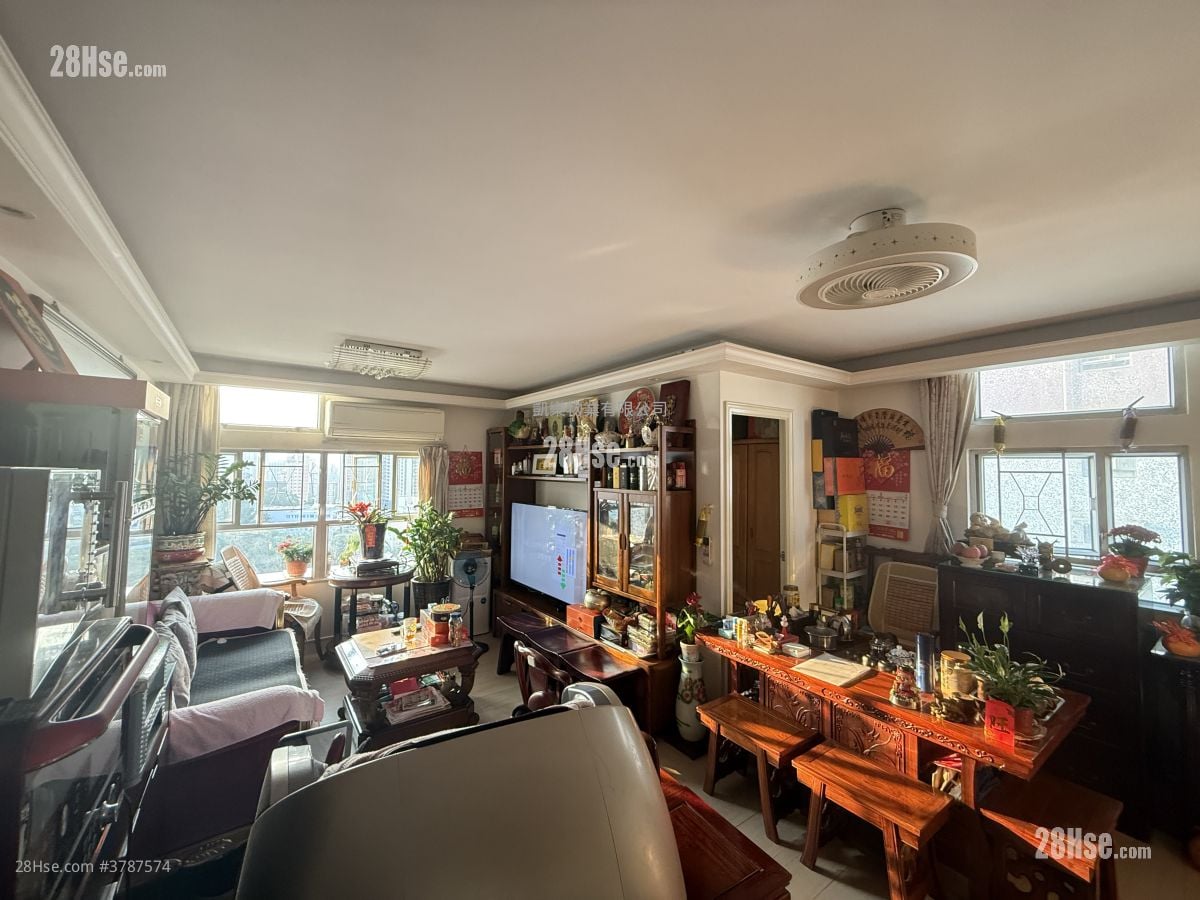 Kwai Chun Court Sell 3 Bedrooms , 1 Bathroom 645 ft²