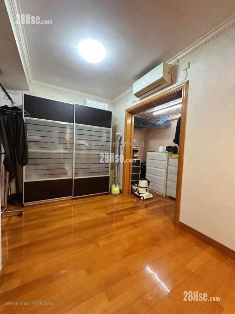 Villa Sunshine Sell 5+ Bedrooms 2,112 ft²