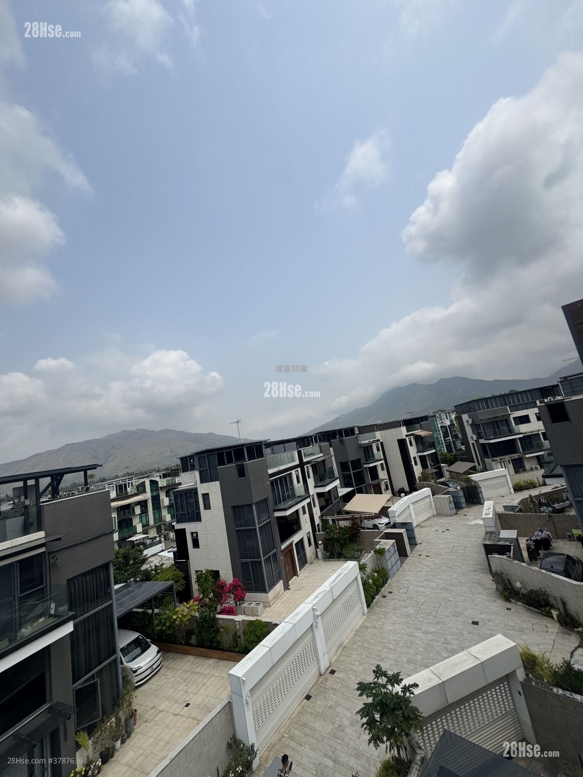 Village Sell 5+ Bedrooms , 4 Bathrooms 2,100 ft²