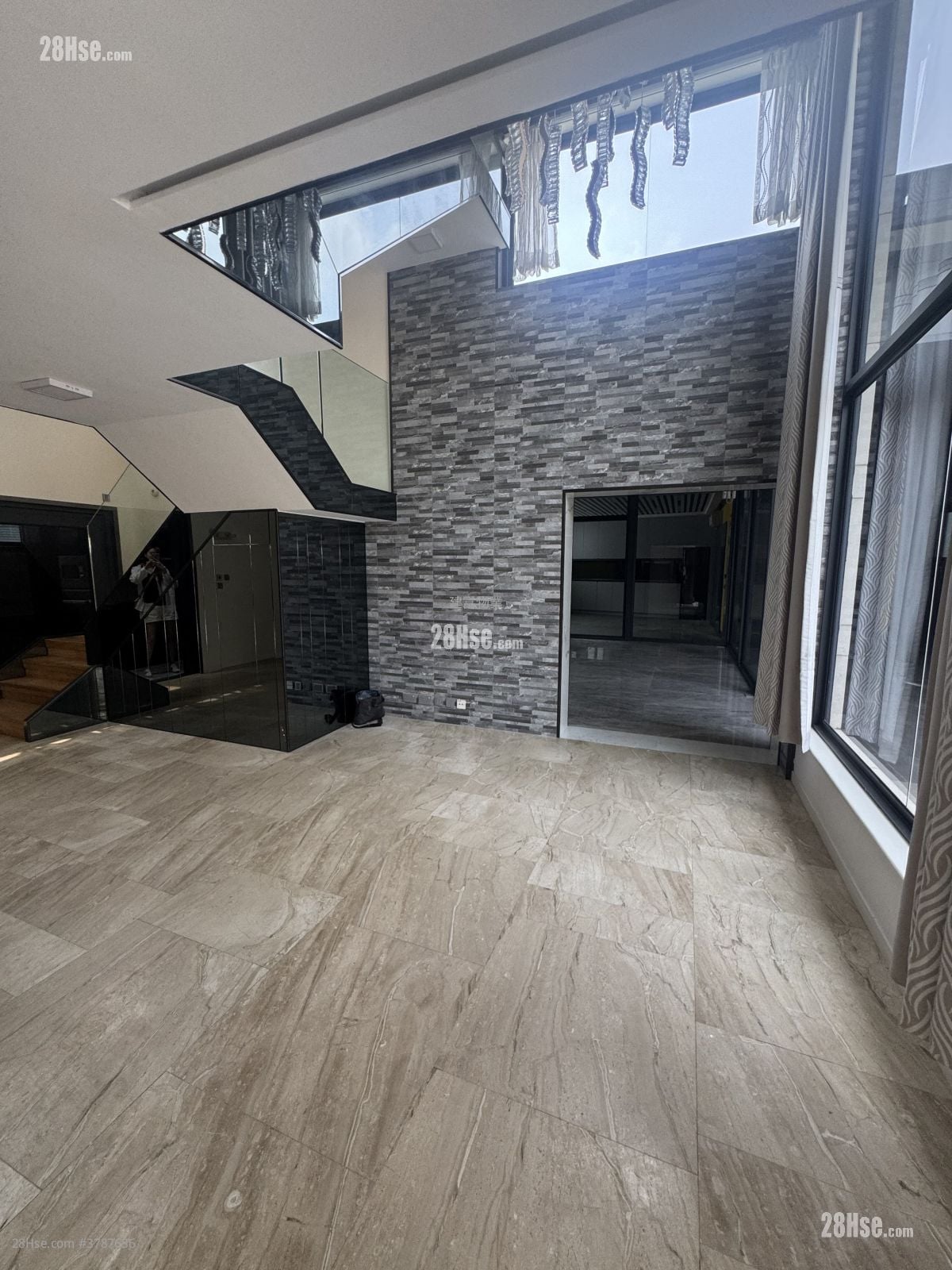 Village Sell 5+ Bedrooms , 4 Bathrooms 2,100 ft²