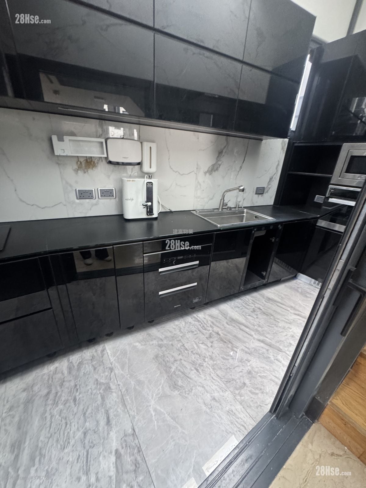 Village Sell 5+ Bedrooms , 4 Bathrooms 2,100 ft²