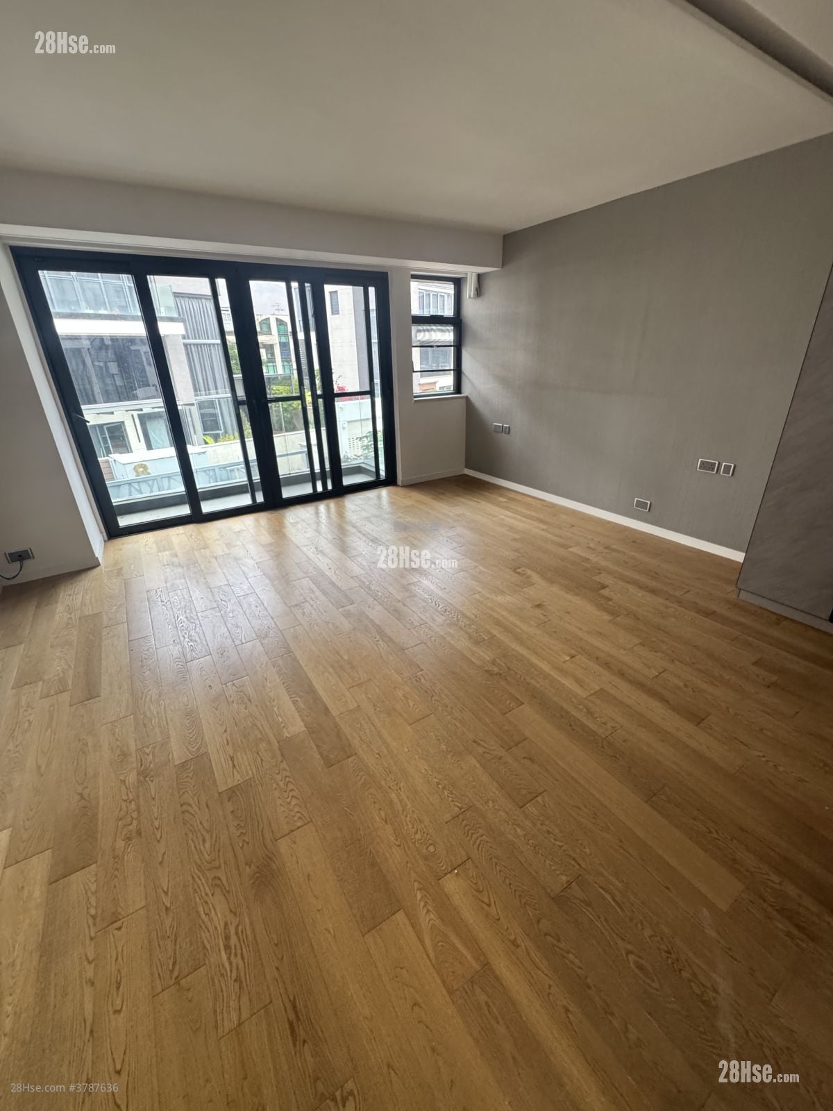 Village Sell 5+ Bedrooms , 4 Bathrooms 2,100 ft²