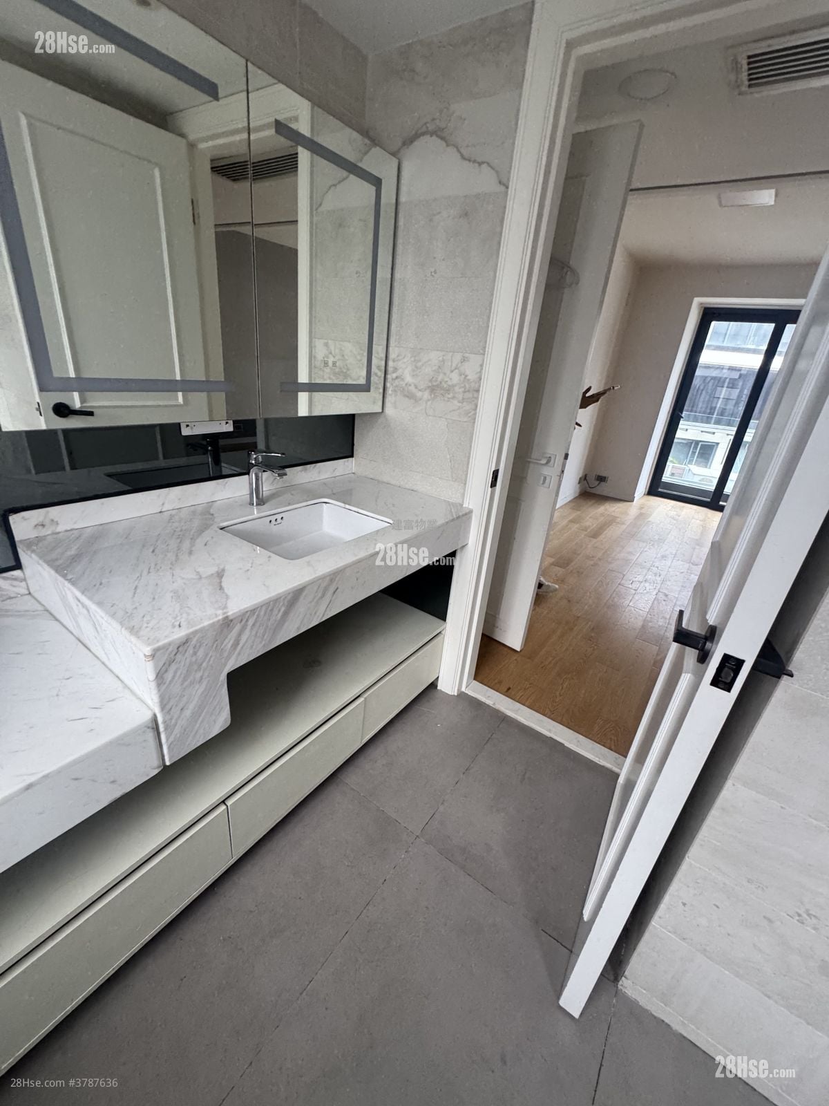 Village Sell 5+ Bedrooms , 4 Bathrooms 2,100 ft²