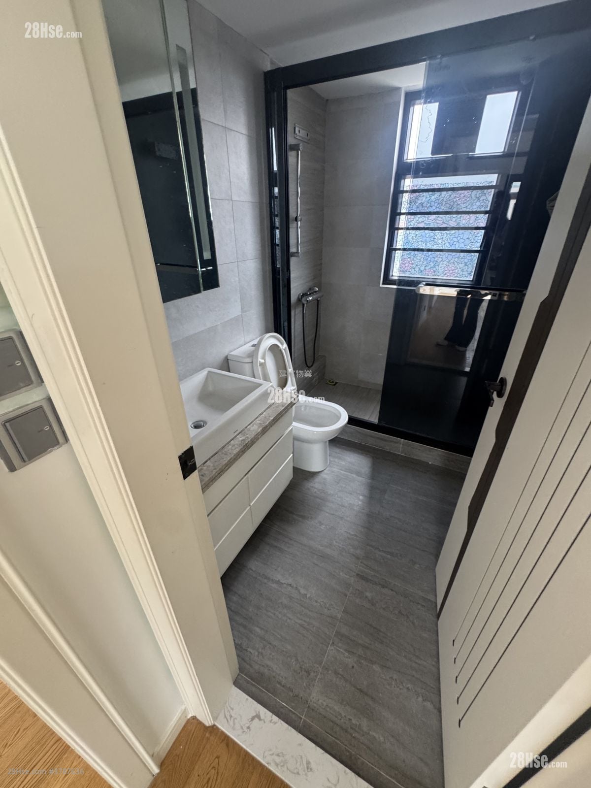 Village Sell 5+ Bedrooms , 4 Bathrooms 2,100 ft²