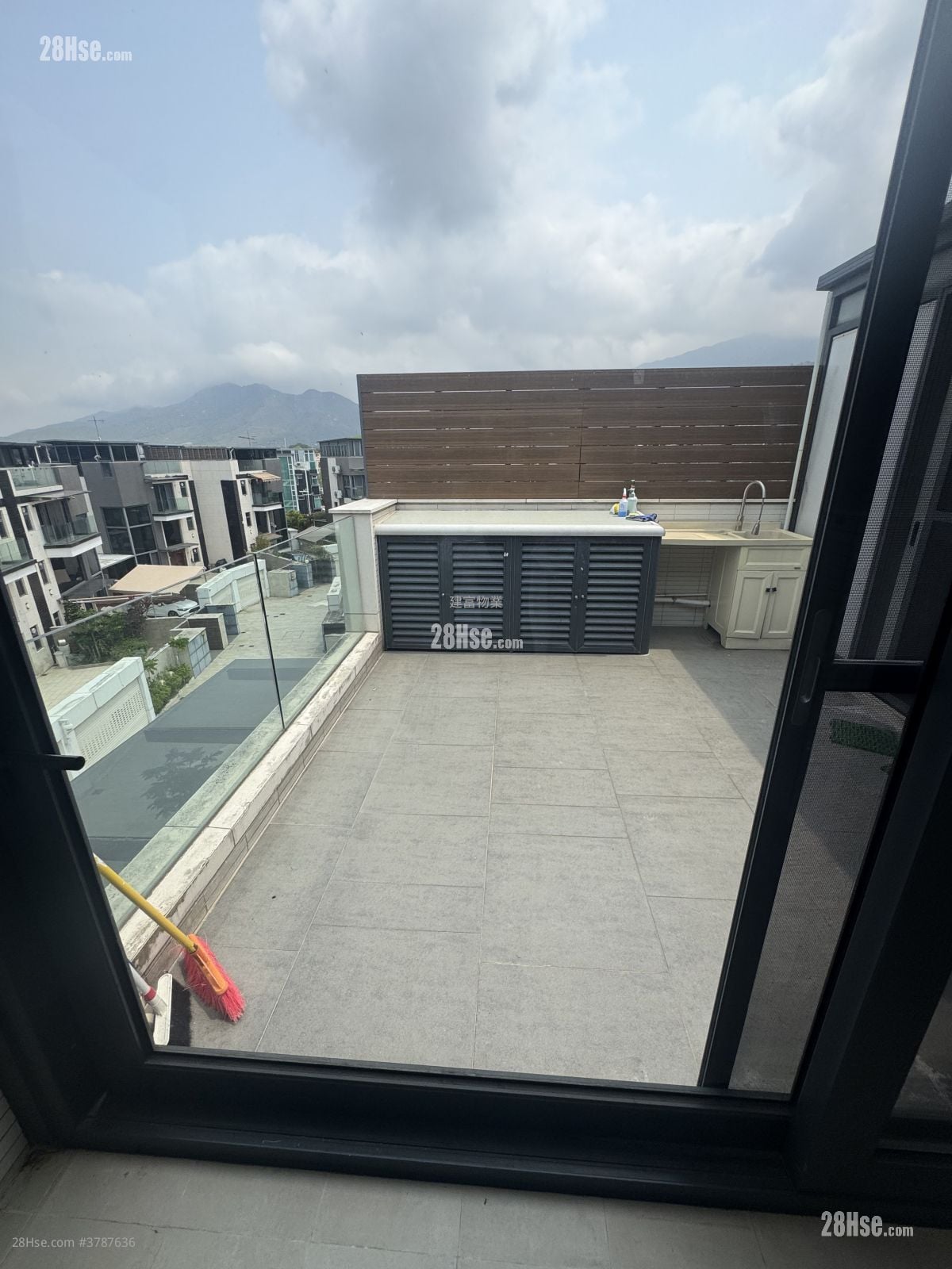 Village Sell 5+ Bedrooms , 4 Bathrooms 2,100 ft²