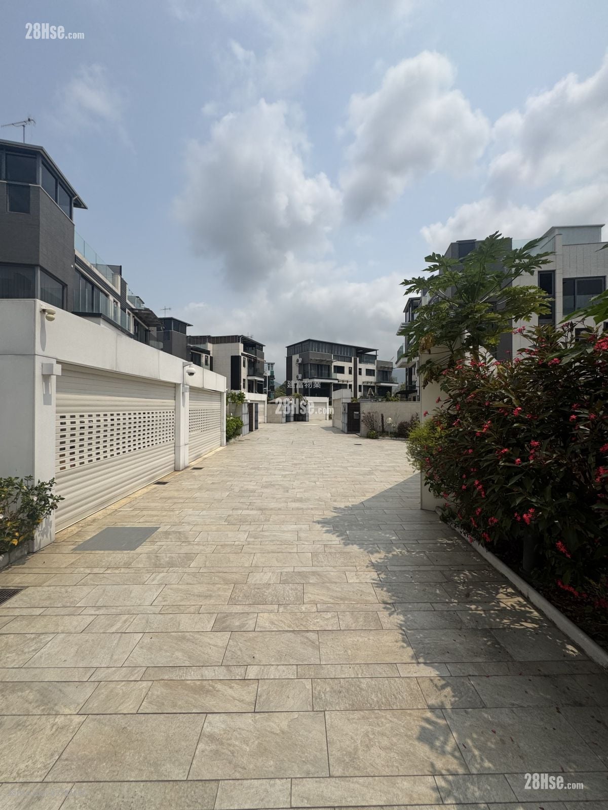 Village Sell 5+ Bedrooms , 4 Bathrooms 2,100 ft²