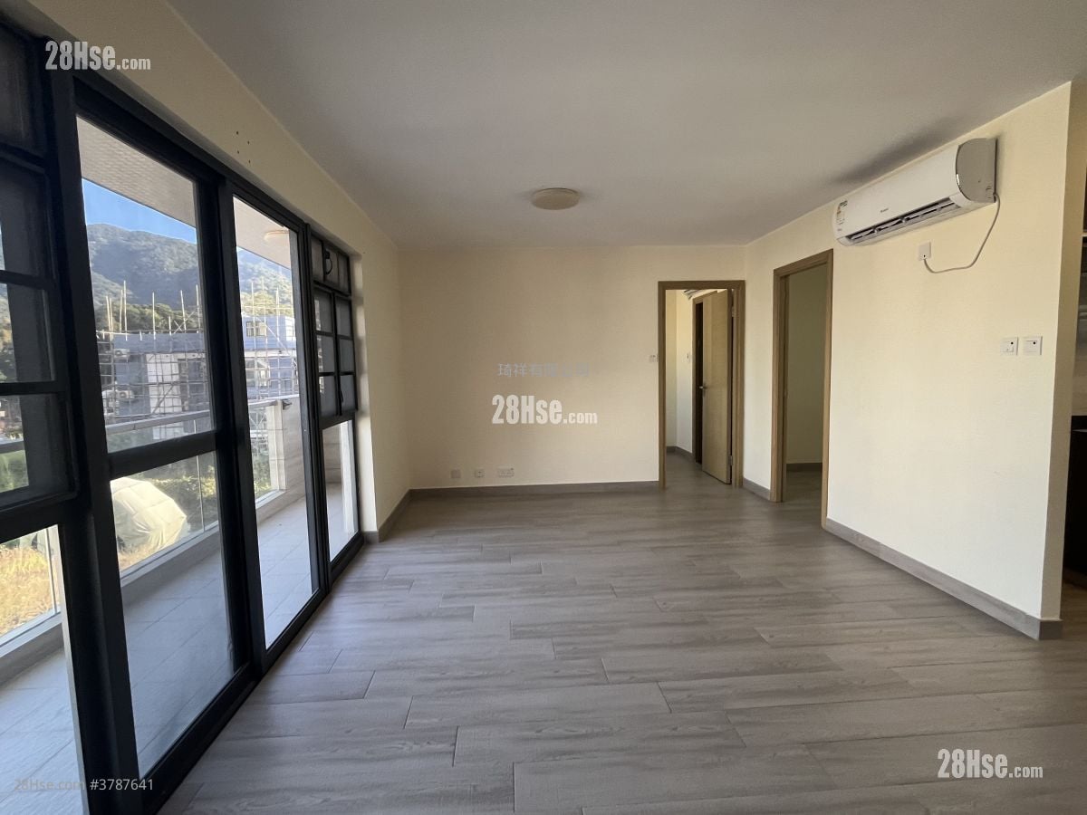 Village Sell 700 ft²