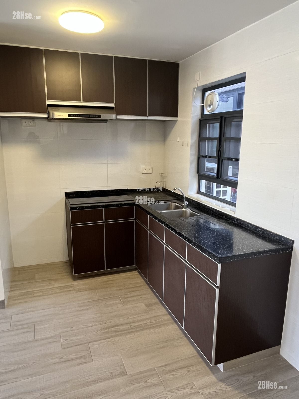 Village Sell 700 ft²