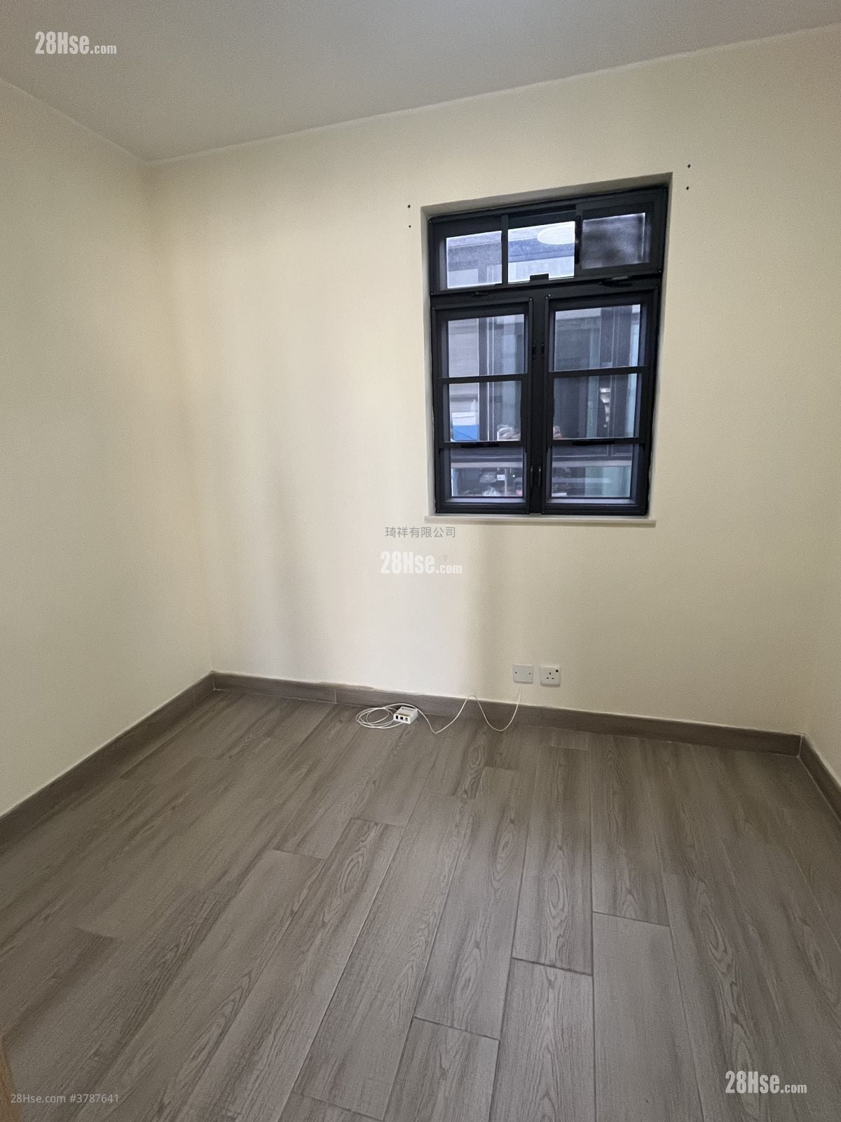 Village Sell 700 ft²