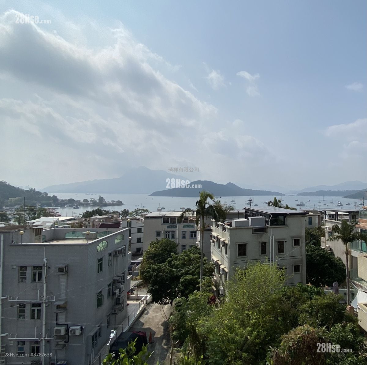 Village Sell 1,400 ft²