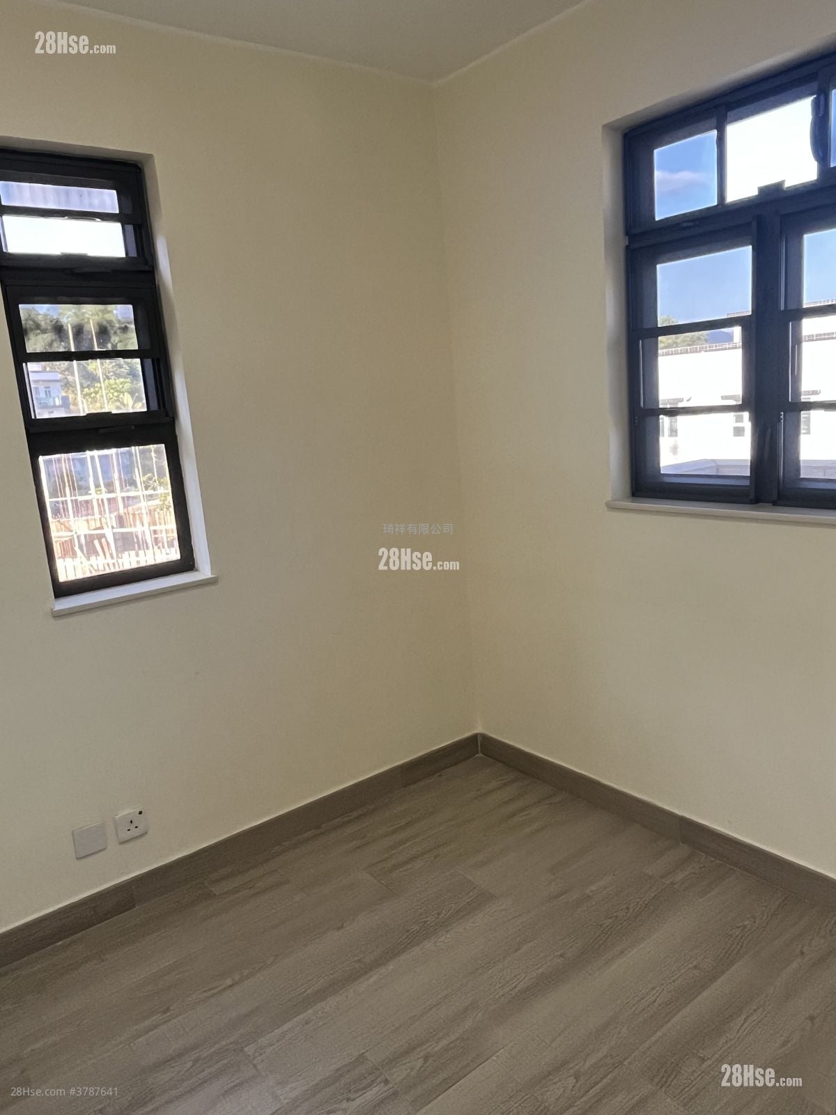 Village Sell 700 ft²