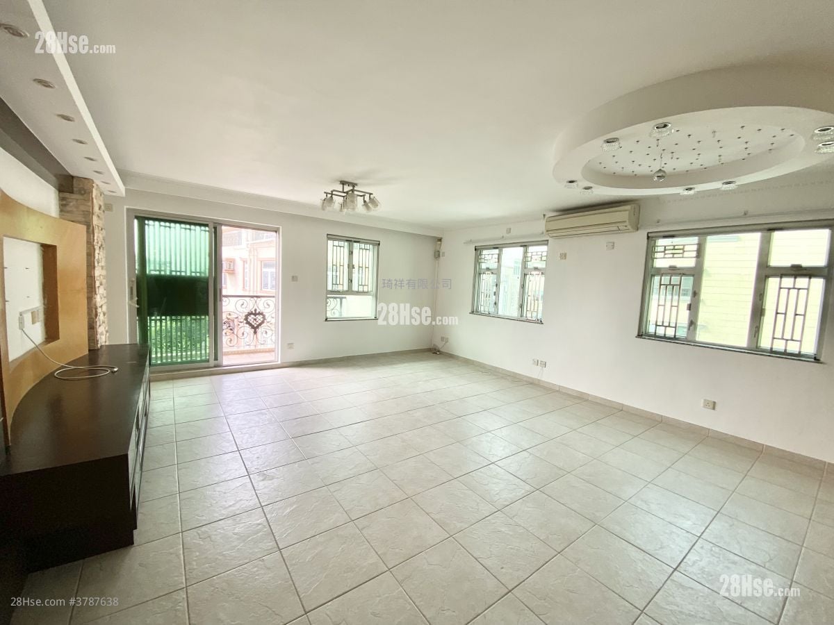 Village Sell 1,400 ft²