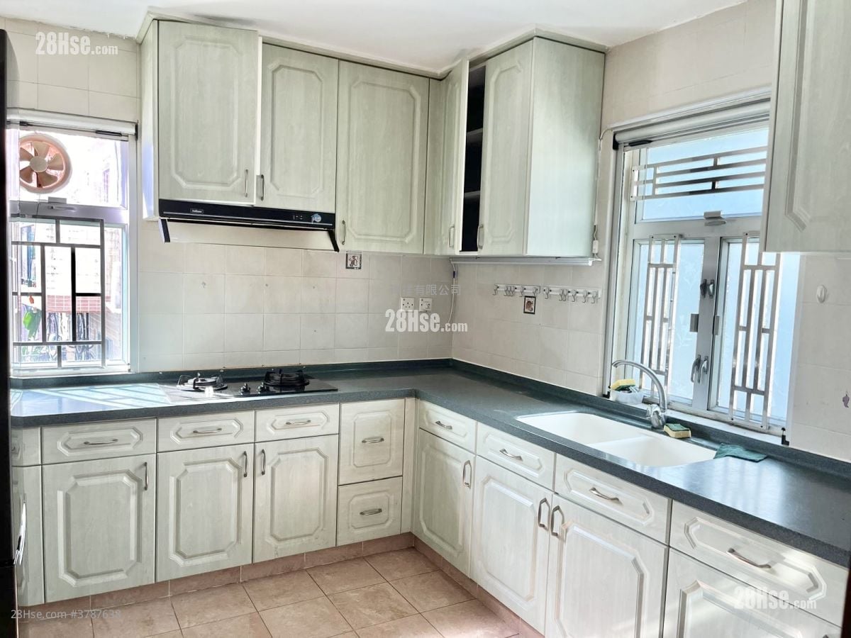 Village Sell 1,400 ft²